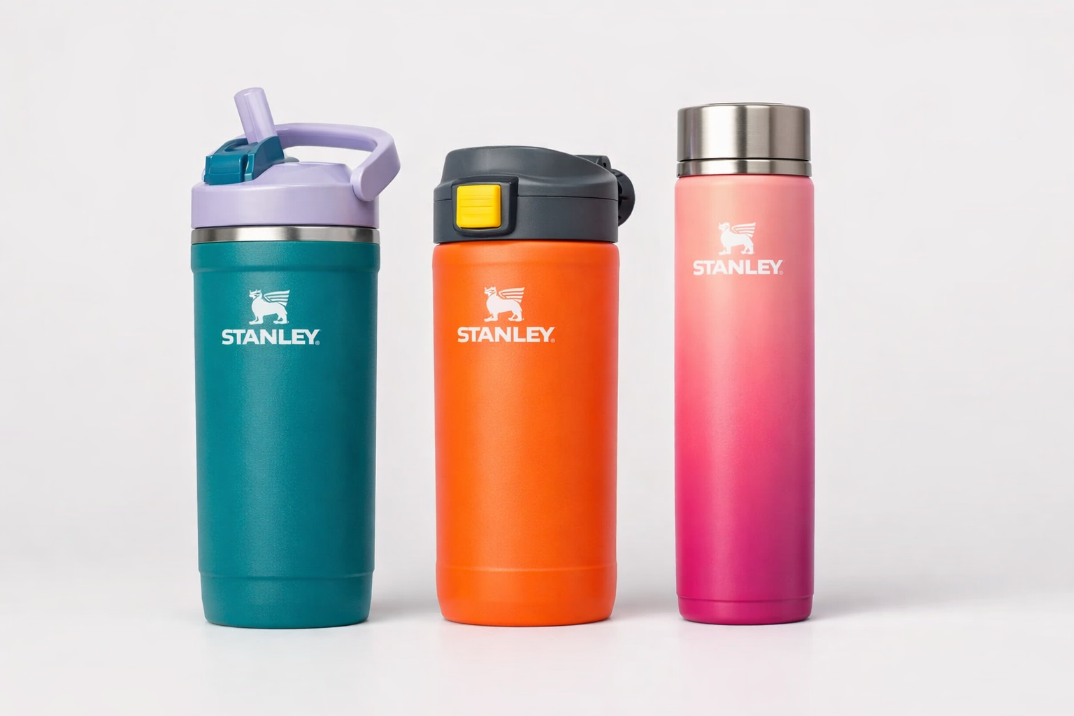 Butelki termiczne Stanley &mdash; IceFlow Flip Straw, Quick Flip i All Day Slim na jasnym tle