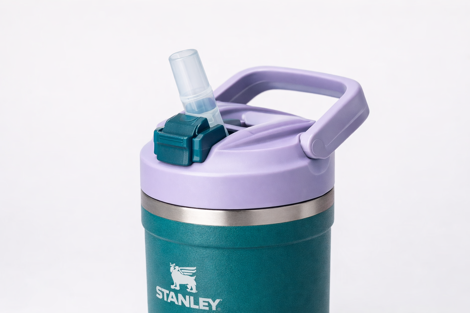 Stanley IceFlow Flip Straw 2.0 0,71 l z otwartym składanym ustnikiem i wbudowaną słomką