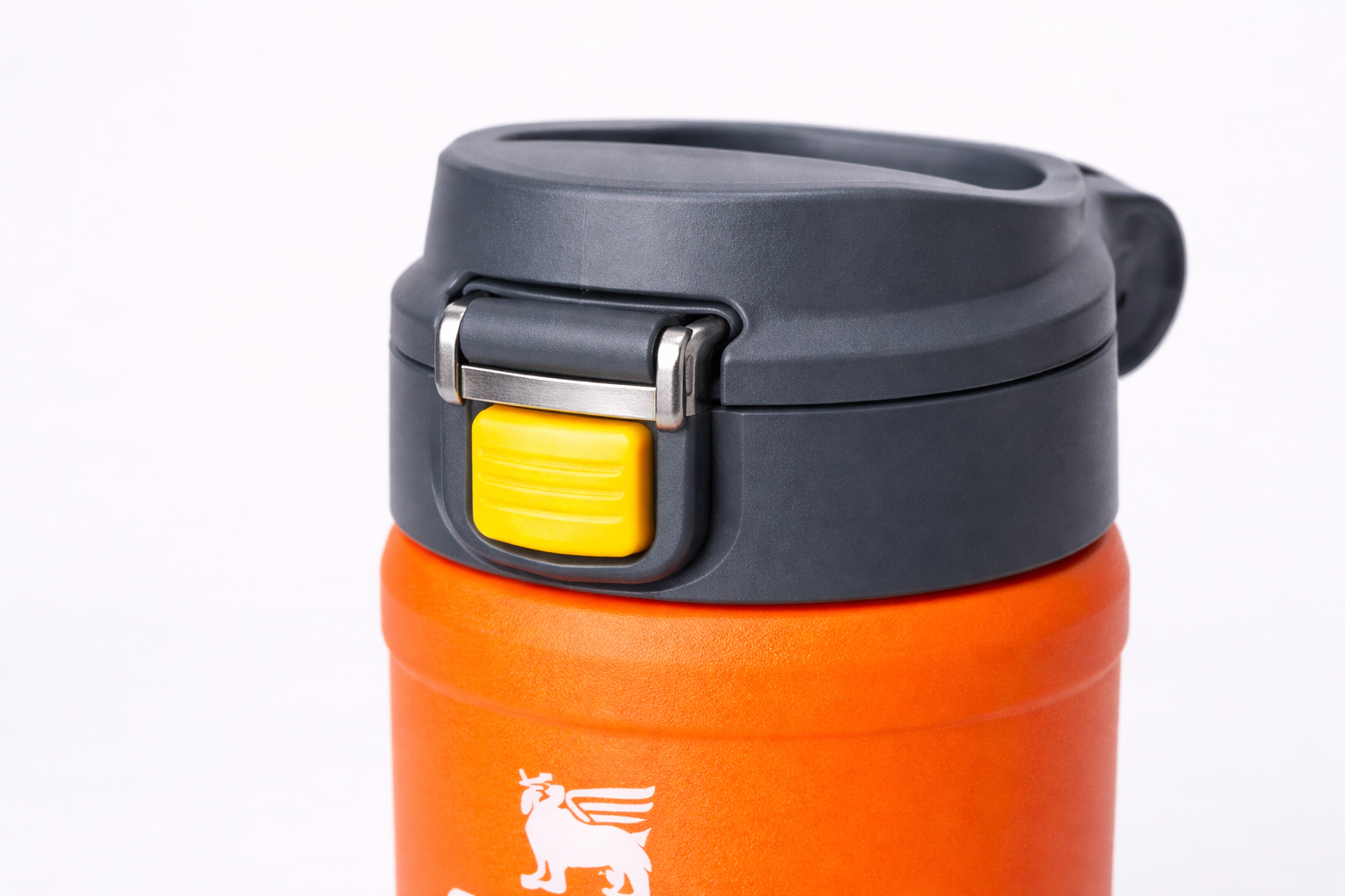 Stanley Quick Flip 0,7 l z widocznym dwustopniowym zamknięciem &mdash; metalowy zatrzask i przycisk otwierający ustnik